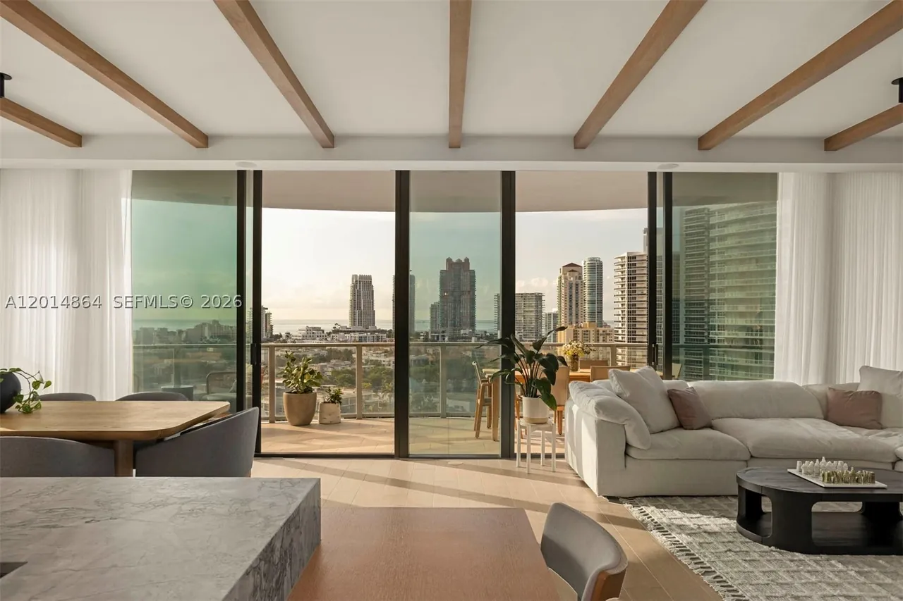 Residence 1601: 180-degree views with a 900 SF wraparound terrace