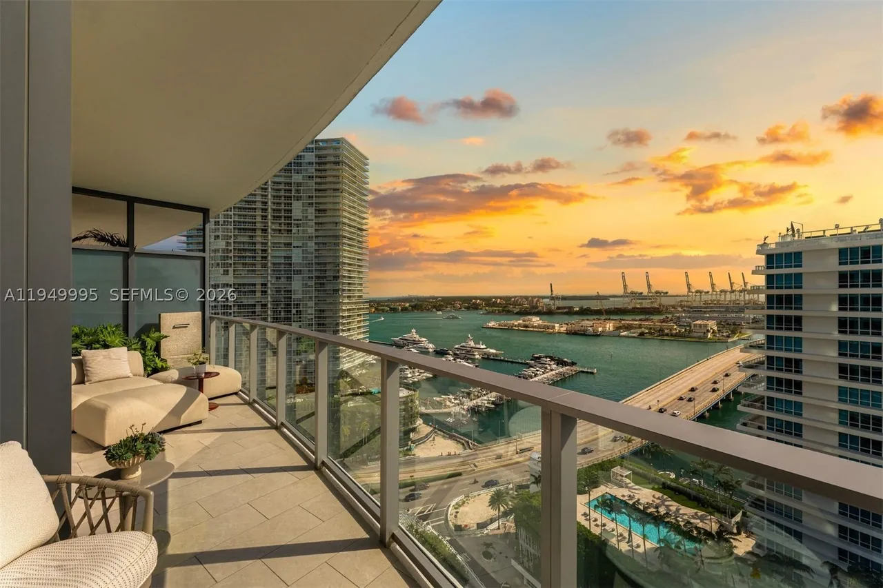 Residence 2004: Bay and sunset views from the 20th floor, offered by the owner