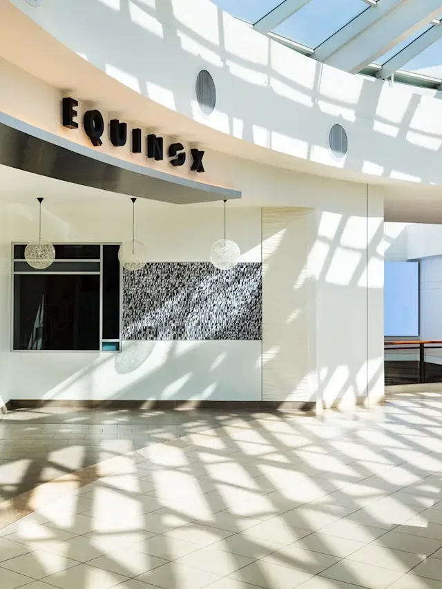 Equinox Aventura, Aventura