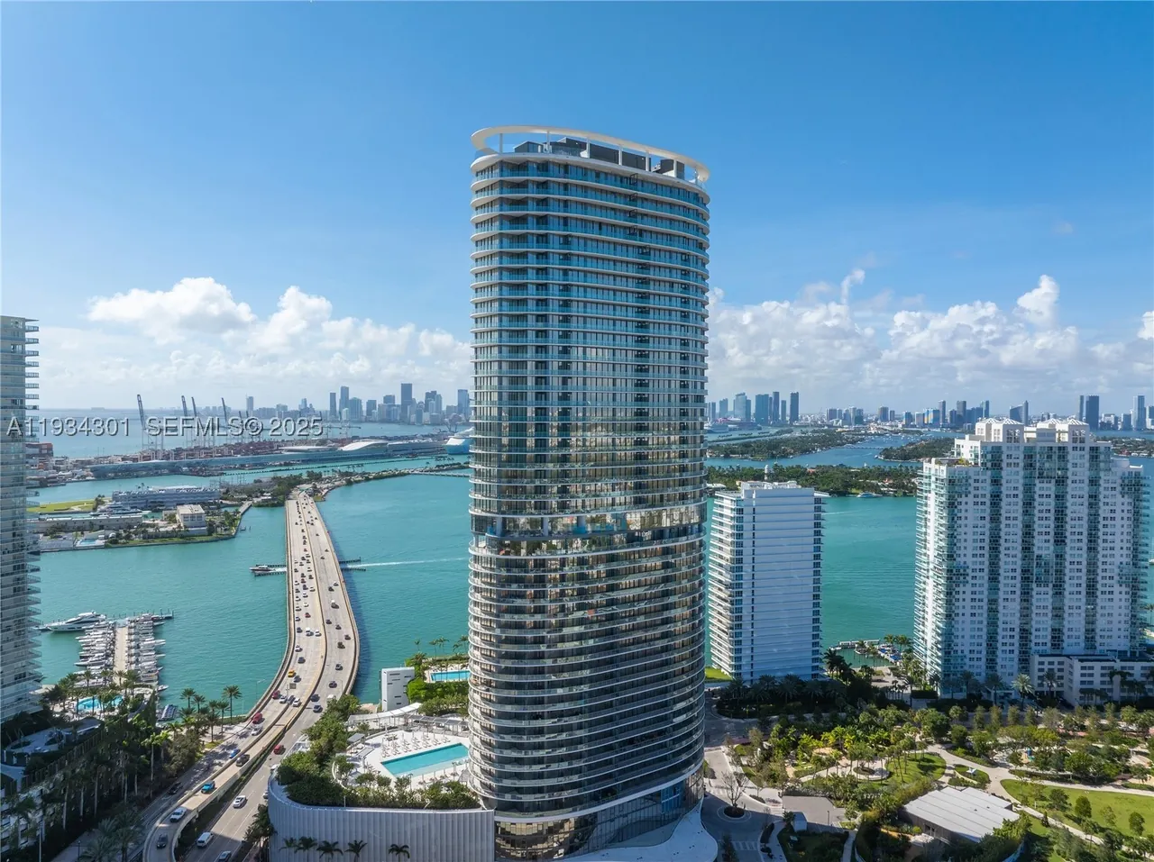 Residence 1602: Designer-decorated 2-bedroom with ocean views